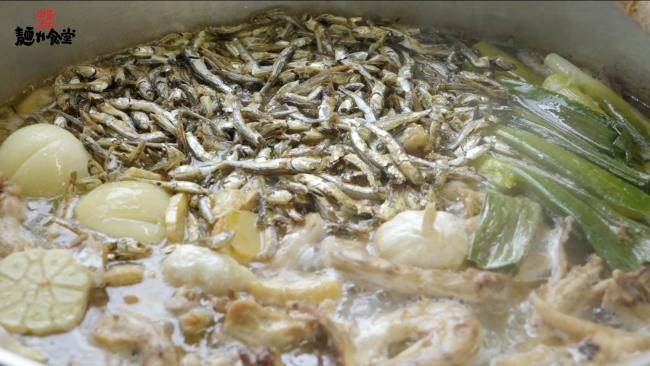 麺や食堂の調理の写真