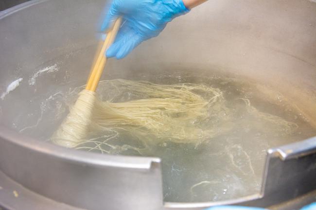 麺や食堂の調理の写真