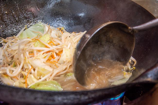蔵味噌ラーメン晴っぴの調理の写真 