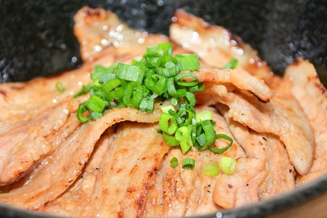 豚丼(恵水ポーク)の写真
