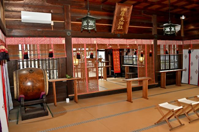 厚木神社の社殿の写真