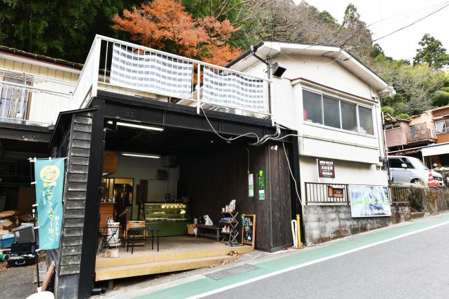 目印は「東学坊・湧水工房」の看板の写真