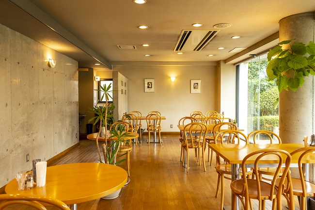 ゆっくりと過ごせる店内はテーブル席がメインの画像