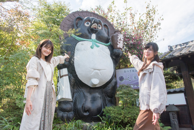 大きなタヌキが迎えてくれますの写真