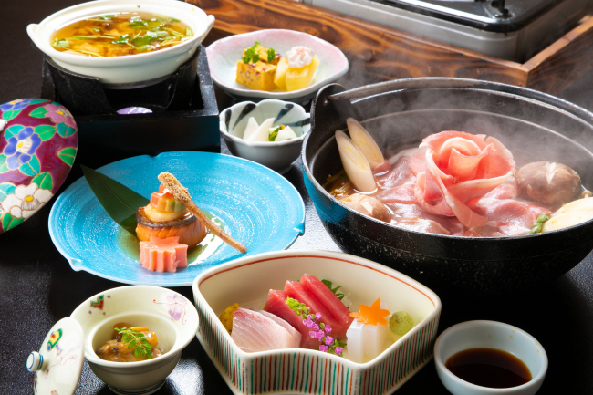 ぼたん鍋と会席料理の画像
