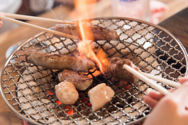 新鮮な豚ホルモンを炭火でいただきますの写真