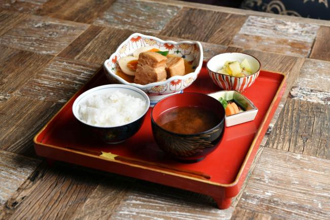 4日間かけて煮込んだ「日替わり・角煮定食」の写真