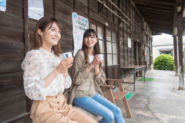 ベンチに座りながら試飲を楽しむの画像