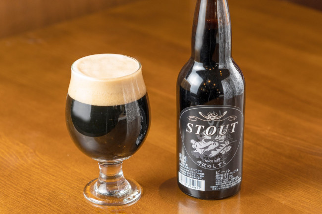 かすかな甘みを感じる黒ビール「丹沢のしずく STOUT」の写真