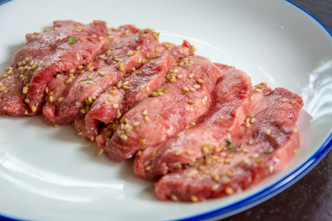 バラの名所牛タン国産100g1050円の画像