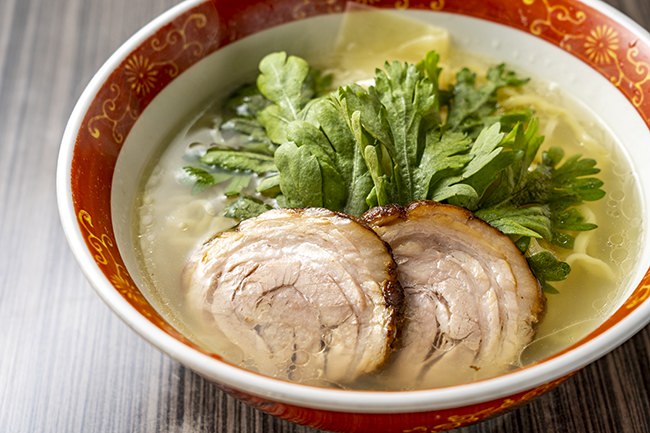 初めて食べるなら王道の「本丸塩らー麺」の写真