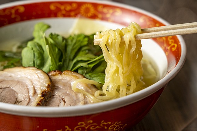 スープとの相性が抜群の特注ちぢれ麺の写真