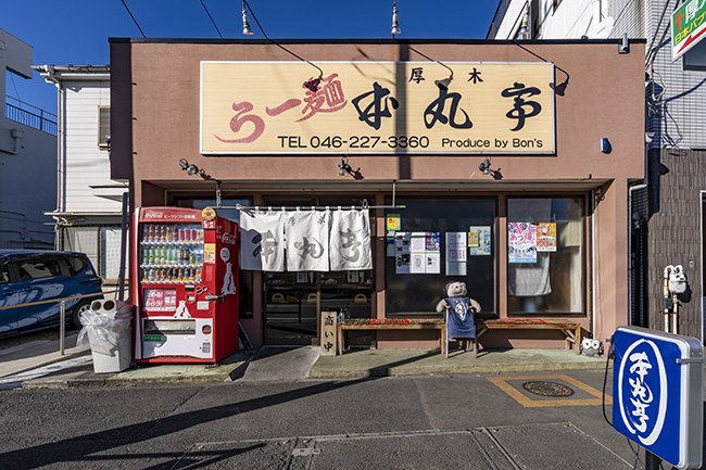 店舗の横には駐車場も完備の写真