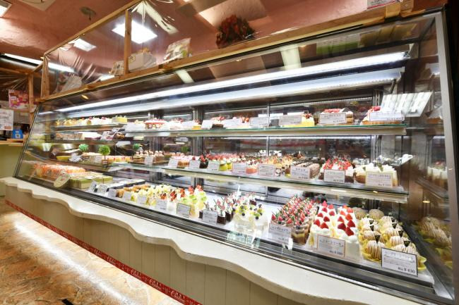 ショーケースには悩むほどたくさんのケーキが並んでいますの写真