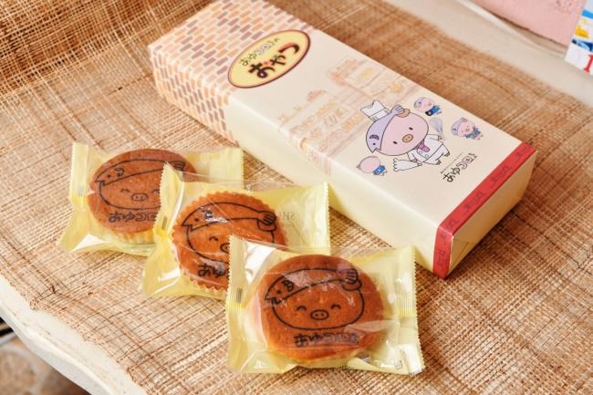 厚木ご当地キャラをマドレーヌにした「あゆコロちゃんのおやつ」の写真