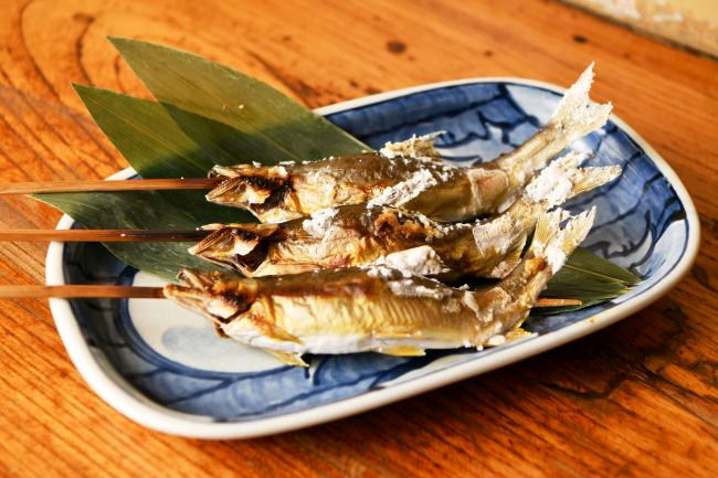 新鮮な味わいが堪能できる「天然鮎の塩焼き」の写真