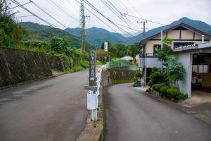 鐘ヶ嶽バス停の先の標識