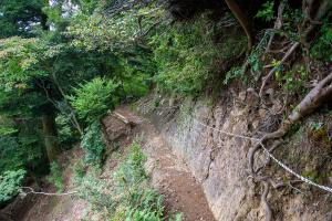 足場の悪い危険な鎖場
