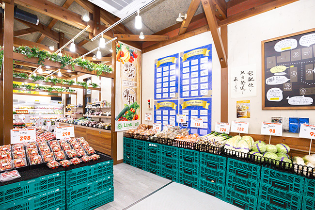 毎日お買い得な野菜・果物コーナーの写真