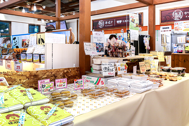 各店自慢の一品が並ぶお惣菜・物販コーナーの写真