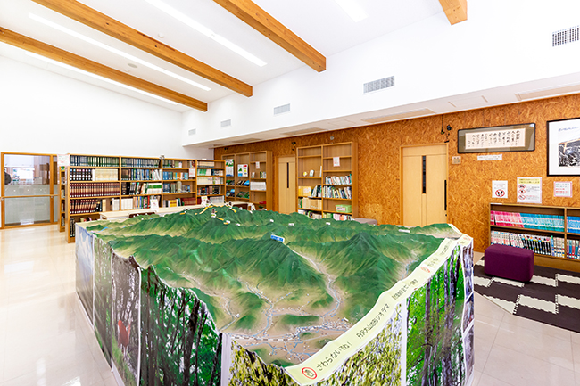 丹沢大山のジオラマ展示がある「図書室」の写真