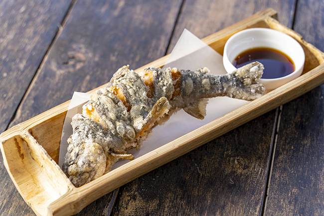 他では味わえないカリッとフワフワな食感の虹鱒(ニジマス)のからあげの写真