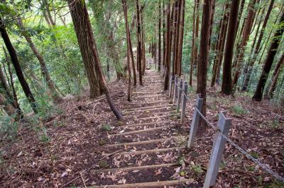 1つ目の急な木段