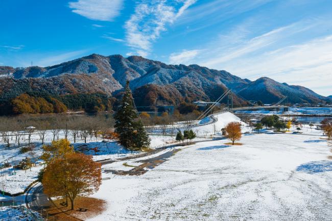 雪景色の宮ヶ瀬湖の写真