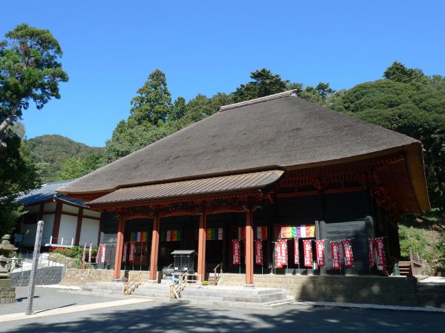 茅葺き屋根の荘厳な薬師堂