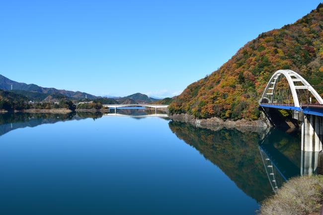 湖面と紅葉