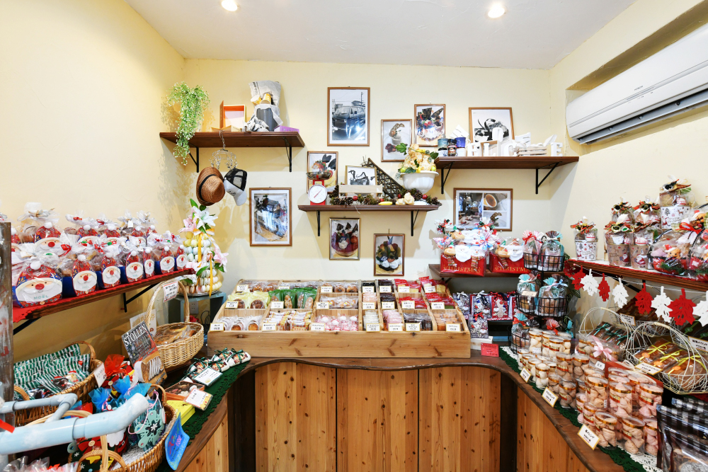 ケーキハウス 幸せの丘下川入店の写真