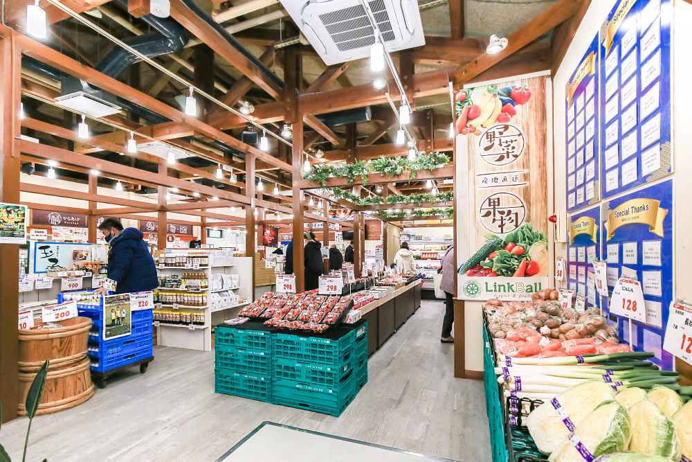 青空と大地食の市の写真
