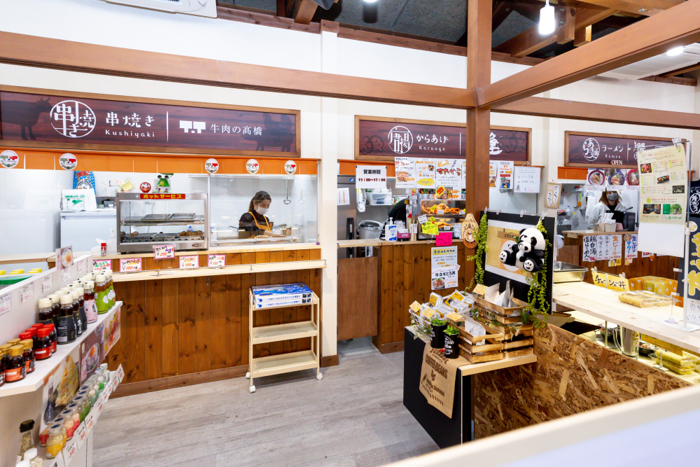 青空と大地食の市の写真