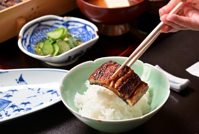 ウナギのかば焼きとご飯の写真