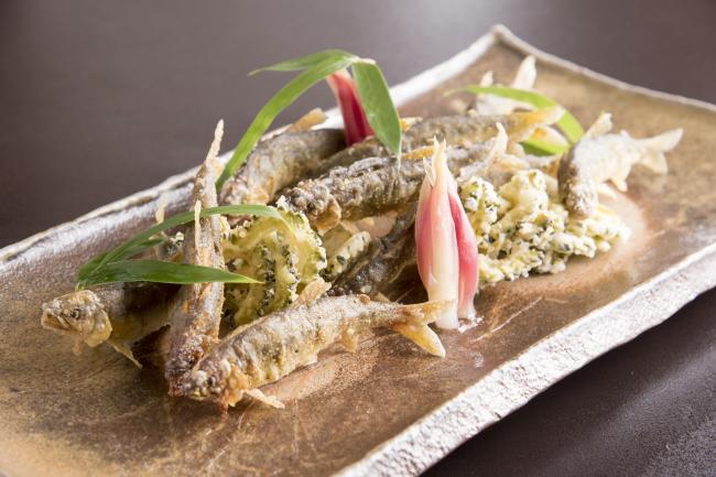 一品料理「鮎の沢揚げ」の写真