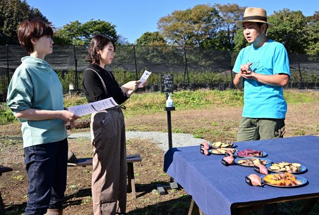 サツマイモについて説明する写真