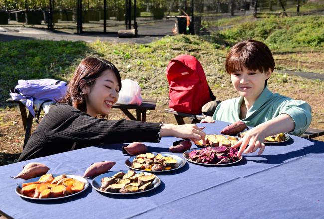 焼き芋を食べる写真