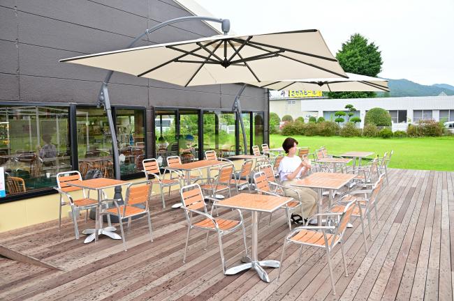 青空と大地七沢温泉食の市のテラス席の写真