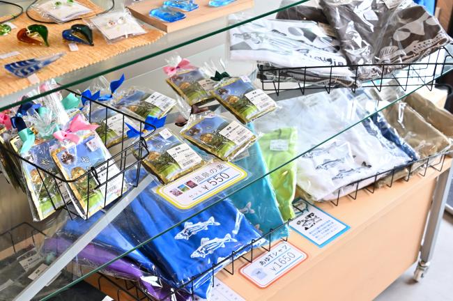 青空と大地七沢温泉食の市お土産品の写真