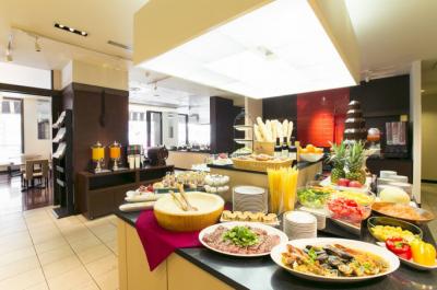 カフェダイニング パームツリーの写真