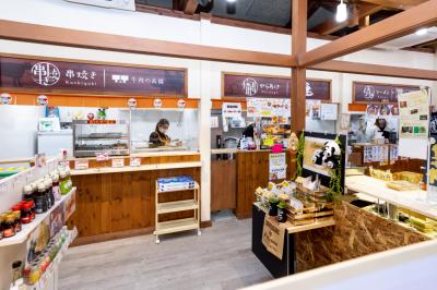 青空と大地食の市の写真