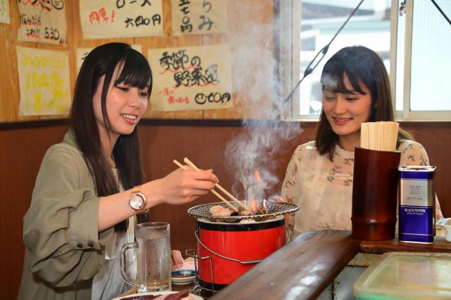 ホルモンを焼く写真