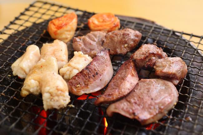 豚ホルモンを焼いている写真