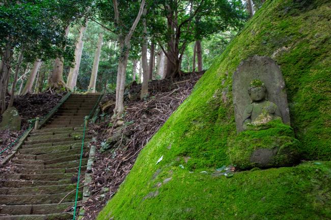 登山道の苔と石像