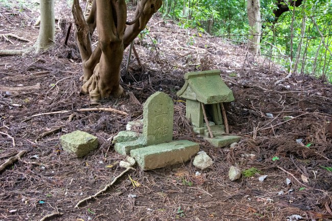 七曲り峠にある祠の写真